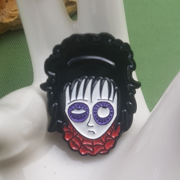 📸 Beetlejuice Lydia Deets metal pin - Picture 4 of 4